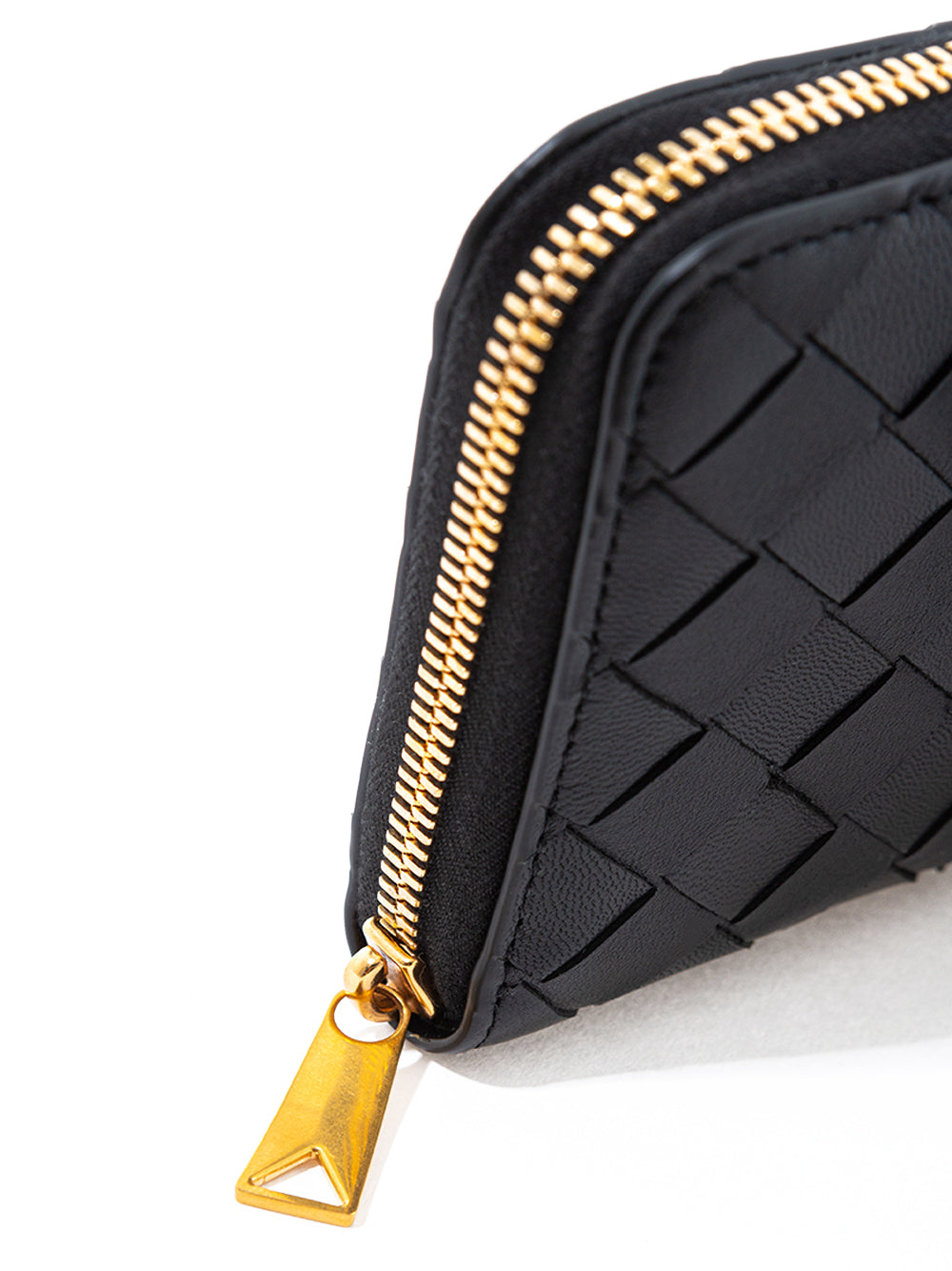 Elegant Intreccio Leather Zip Wallet